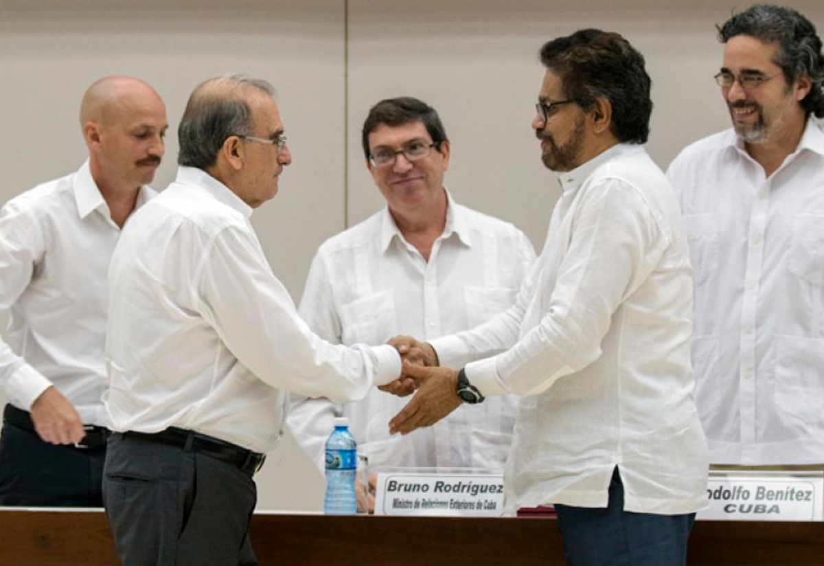 Foto de: to: AFP -Humberto de la Calle, jefe negociador del equipo del Gobierno Nacional saluda al jefe negociador de las Farc, Iván Marquez.